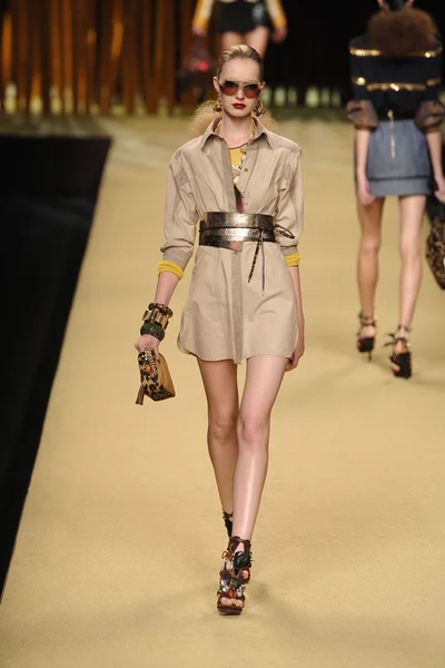 Look 18